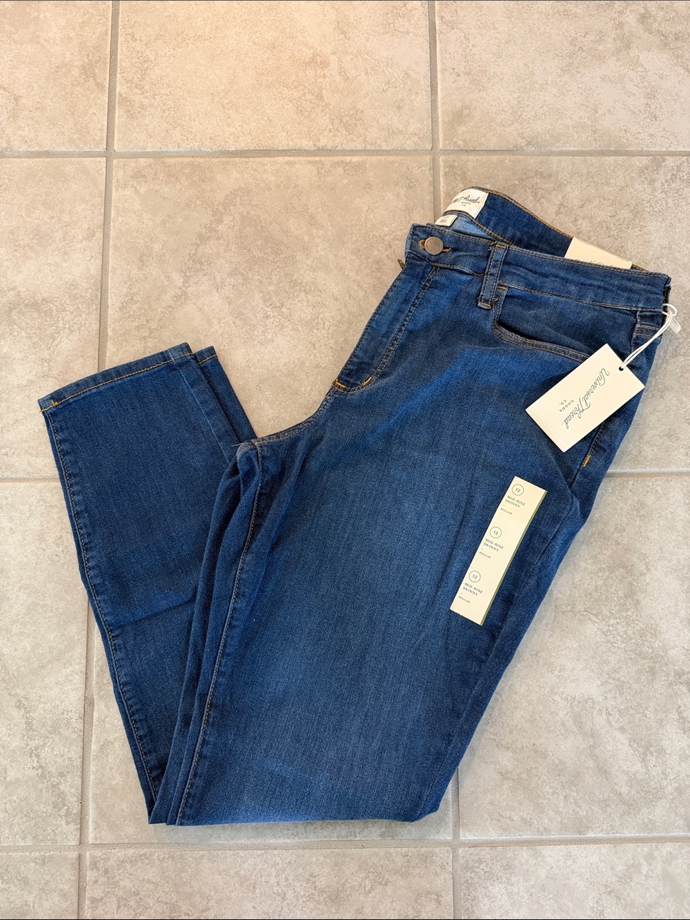 NWT Universal Thread Women's Dark Blue Mid Rise Skinny Jeans